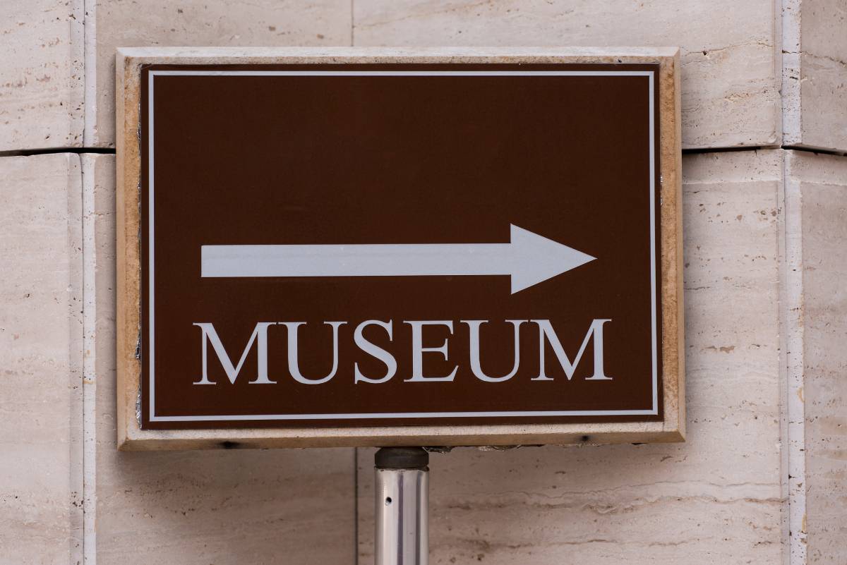 A directional sign with an arrow pointing right, indicating the museum in that area at Greeneville Signs near Greeneville, TN